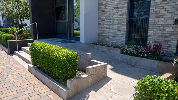Ein Haus mit einem barrierefreien Hauseingang.
