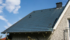 Ausschnitt eines Hausdaches mit Schornstein