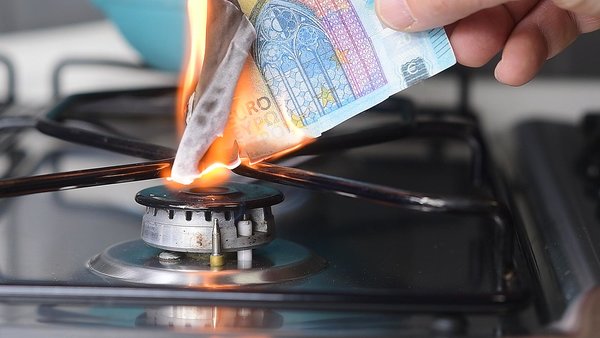 20 Euro Schein wird auf einem Gasherd verbrannt