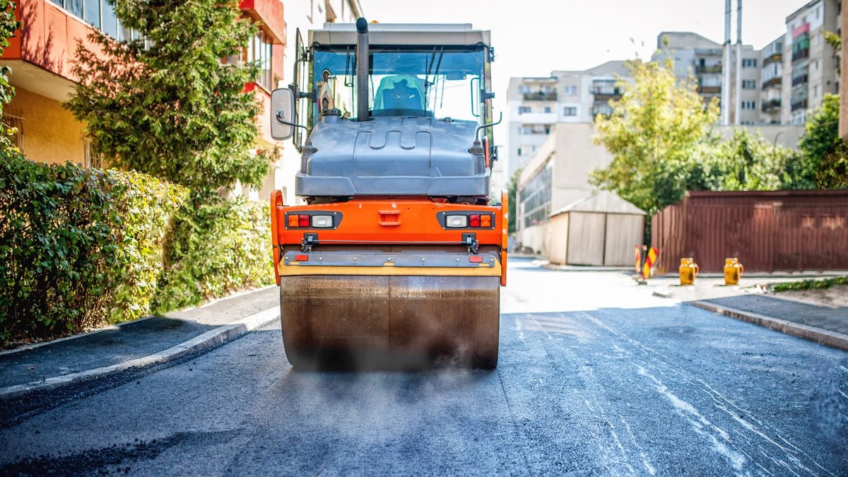 Straßenbaumaschine bearbeitet Straßenbelag