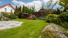 Gartenansicht mit Rasenfläche und Terrasse