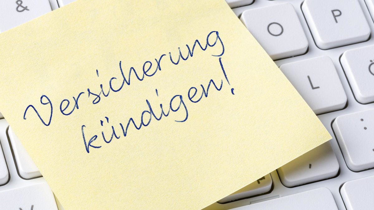 Klebezettel mit der Aufschrift "Versicherungen kündigen" auf einer Tastatur