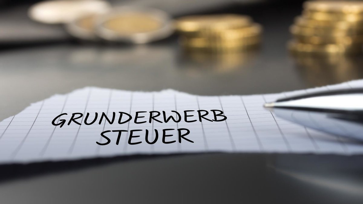 Zettel mit dem Aufdruck Grunderwerbsteuer