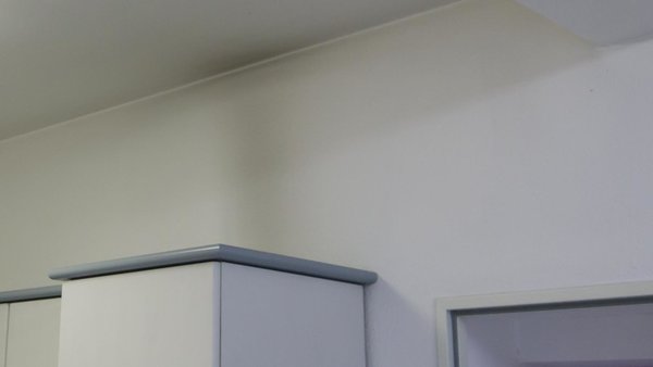Bild eines Raums mit Schwarzstaub an der Wand