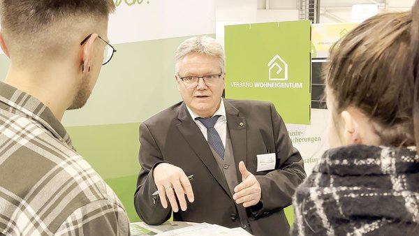 Beratungssituation auf der Baumesse 2025
