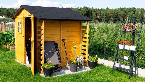 Gartenhaus an der grundstücksgrenze im Garten