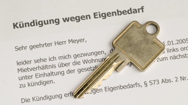 Bildausschnitt einer Kündigung wegen Eigenbedarfs mit einem einzelnen Schlüssel