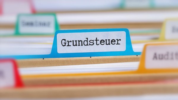 Karteien mit Ordner und Aufschrift "Grundsteuer"