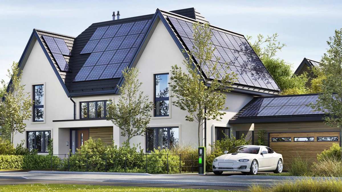 Haus mit Photovoltaikanlage auf mehreren Dachflächen mit unterschiedlicher Ausrichtung