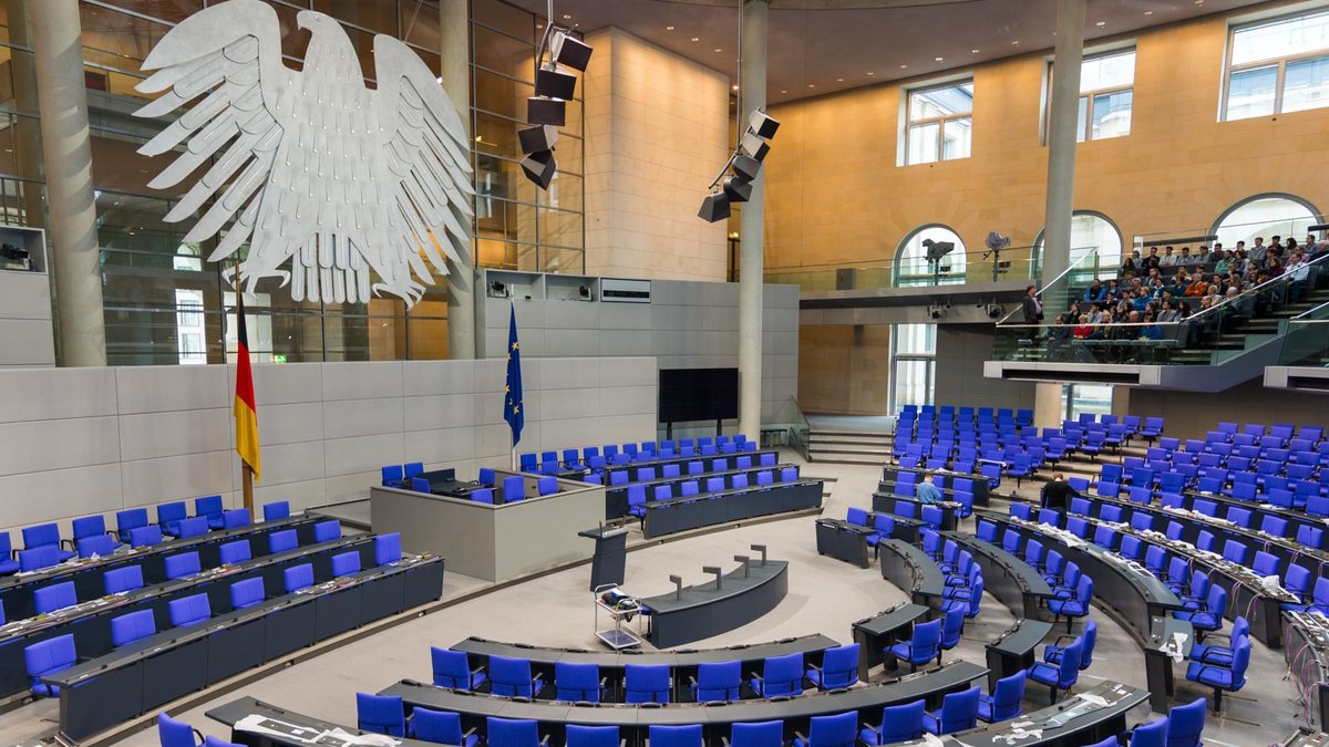 Plenum mit leeren Stuhlreihen im Berliner Bundestag