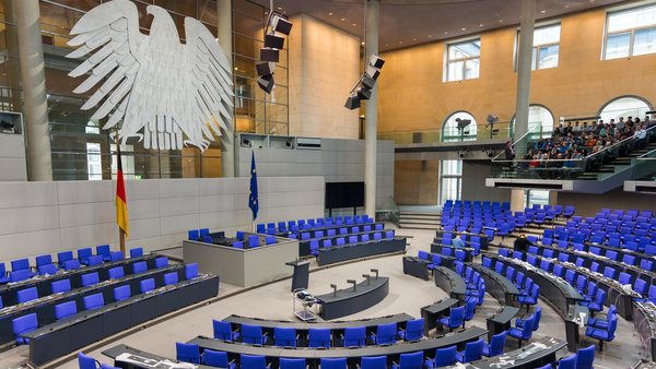 Plenum mit leeren Stuhlreihen im Berliner Bundestag