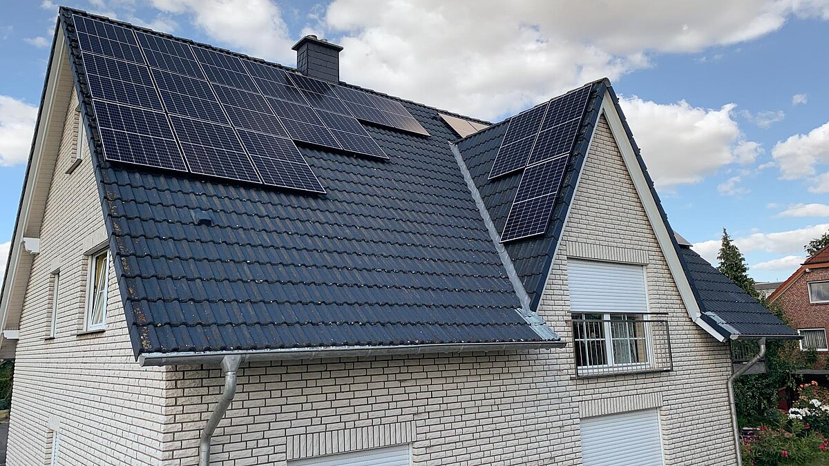 Einfamilienhaus mit Solarpanels auf dem Dach