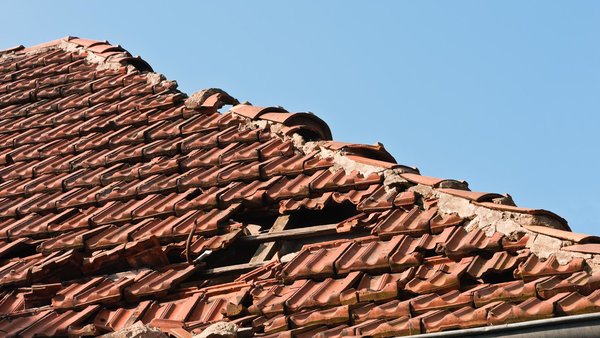 Ein Ziegeldach muss dringend repariert werden