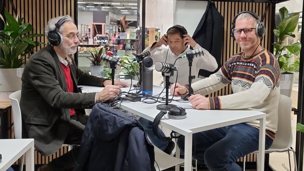 Gartenberater Philippe Dahlmann mit zwei weiteren Personen bei der Aufzeichnung eines Podcasts