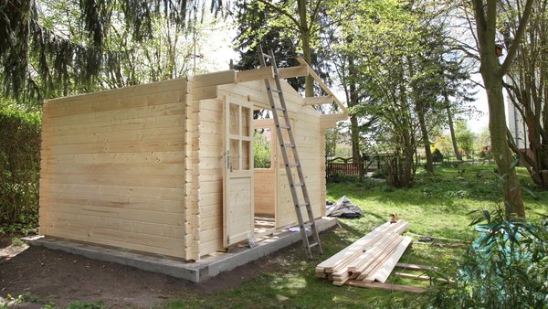Im Aufbau befindliches Gartenhaus
