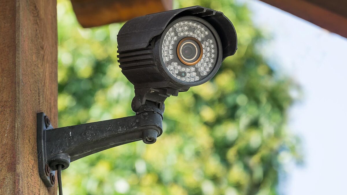 Großaufnahme einer Überwachungskamera im Garten
