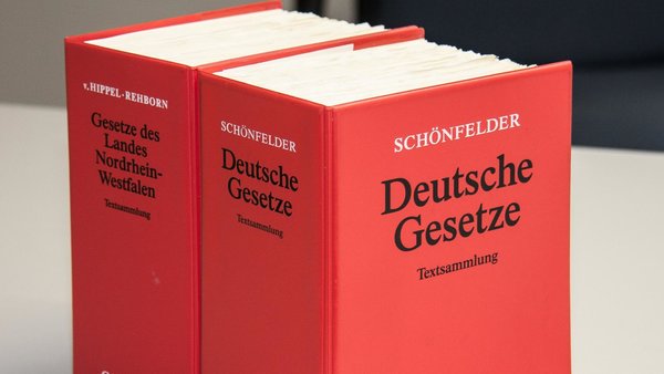 Zwei Bände "Deutsche Gesetze" nebeneinander