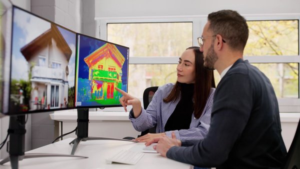 Eigentümerin spricht mit Energieberatung über energetische Sanierung des Eigenheims